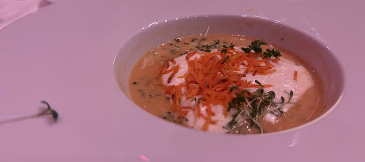 Menü: Minestrone "a la Cremoso" mit getrüffelten Tortellini und Parmesanschaum bei der Dinnershow HULLISt (©Foto: Martin Schmitz) 